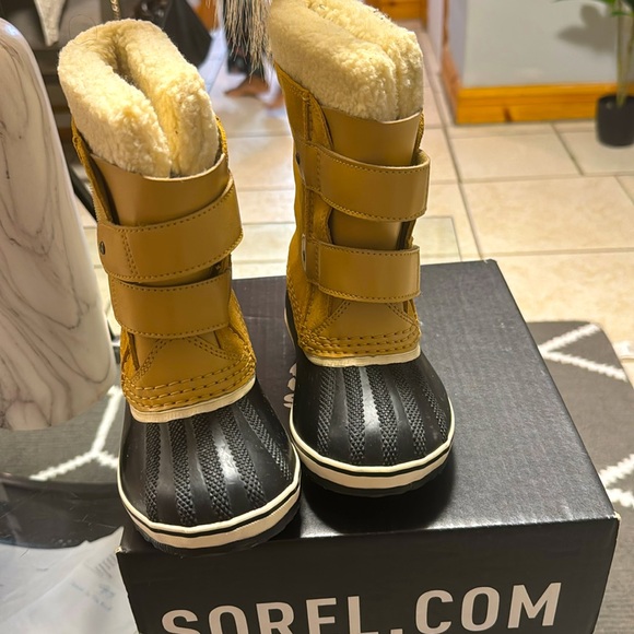 Children’s winter boots - Picture 2 of 2